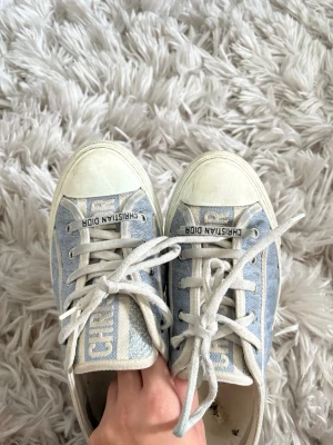 Dior skor - Säljer mina ljus blå/denim skor från Dior som jag köpt begagnat men dom är ÄKTA! snygga och har använts flitigt men är fortfarande i skick💙 Dom är mer slitna inuti än utan på. Jag kommer lägga upp fler bilder om jag hittar påsarna till skorna men för tillfället har jag slarvat bort… men för tillfället lägger jag upp bilderna jag fick av säljaren när jag köpte och hon skickade även bild på kvittot till mig, se bild 7. PRIS KAN DISKUTERAS