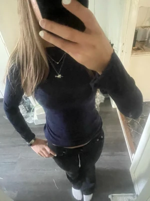 Mörkblå Intimissmi topp - Säljer en mörkblå intimissmi topp med tight passform. Tröjan har slitningar i ena ärmen men det syns inte så mycket, den har också slitna ändar på ärmarna men det syns inte heller så mycket. 