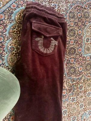 True religion sett - Säljer True religion sett, mörkbrun uppsydda byxor är 155 cm är lite stor i storleken byxorna