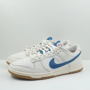 Nike Dunk Low SE Sail Dark Marina Blue - Den här varan kommer auktioneras ut på Sneakershyllan x Plick Live Torsdagen 10 september kl 19 med ett startpris på endast 10 kr❗️Nike Dunk Low SE i vitt och blått. Storlek EU 44.5, bra skick.