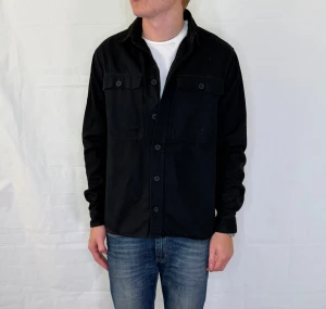 Overshirt - Svart overshirt för herr, i mycket gott begagnat skick.