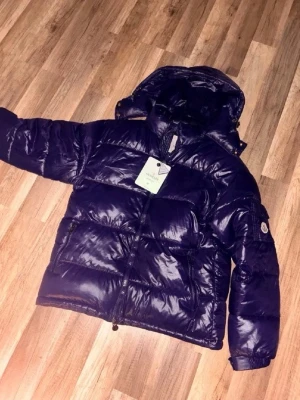 Mörkblå dunjacka från Moncler - Snygg mörkblå dunjacka från Moncler Perfekt för kalla vinterdagar och riktigt varm tack vare dunfyllningen. PRIS KAN ABSOLUT DISKUTERAS✋🙂‍↕️