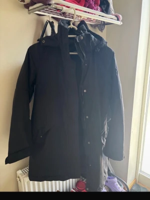 Svart parkas från Peak Performance XS - Säljer en svart parkas från Peak Performance i storlek XS känns mer som en XXS.