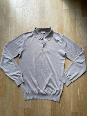 John Henric tröja, Storlek S - John Henric beige finatickad tröja med krage. Storlek S, Skickar inom 24 timmar, om du har någon fundering så är det bara att höra av dig! 85% bomull, 15%silke!😊