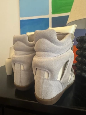Gråa sneakers med kardborreband - Isabel Marant skor i storlek 38 men passar också 39, lite slitna ifram till men annars väldigt sparsamt använda! Skriv gärna om ni har frågor eller vill ha mer bilder! 