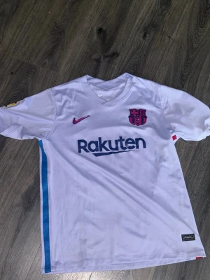Lila FC Barcelona matchtröja Pedri - Säljer min Barca tröja jag har ingen användning till den längre den är i nyskick fortfarande använd endast 2 gånger storlek XL nypris var 1200 mitt pris 500 
