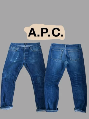 A.P.C selvedge  - Hej! Säljer nu dessa riktigt snygga A.P.C selvedge jeansen🔥💯  _________________________________________________  Jeansen har riktigt snygga fades och kan få ännu mer vid användning. Jeansen är i mycket bra skick med en liten lagning i skrevet vilket inte syns😄🤩  Storlek 31  Tveka inte på att slänga iväg ett prisförslag eller meddelande vid någon fundering🤝