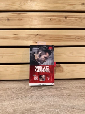 MIIEGO M1 Trådlösa Hörlurar för Sport - MIIEGO M1 trådlösa hörlurar är designade för action och sport. De har en säker passform bakom örat och trådlös Bluetooth-teknik. Hörlurarna är svett- och vattentåliga. De har en batteritid på upp till 8 timmar. MIIEGO M1 är kompatibla med iOS- och Android-enheter.