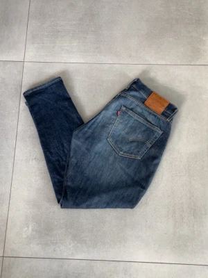 Levi’s 512 - Tjena! Ett par jeans från Levi’s med modell 512, se bilder för passform!! Skick 9/10 Modell 184cm 78kg  Storlek W33 L32 Hör av dig vid mer frågor eller funderingar Mvh gradioso