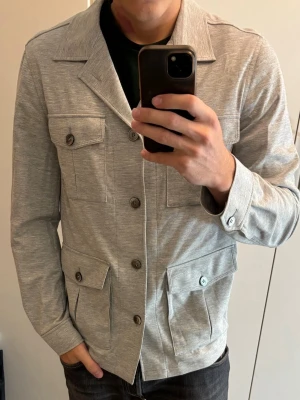Superfin Oscar Jacobson overshirt M nyskick - Jättefin populär eftertraktad grå Oscar Jacobson overshirt M. Grym jacka i utmärkt toppskick och väldigt skön! Tveka inte vid minsta fråga eller fundering!