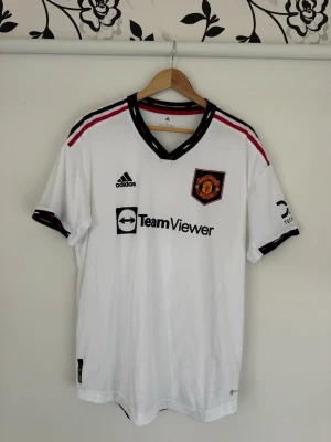 Manchester United bortatröja Adidas XL säsong 22/23 - Authentic bortatröja från säsongen 22/23, storlek XL. Nypris runt 1600:-. Använd 1-2 gånger.