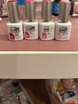 Depend Gellack nagellack 4-pack - Fyra flaskor Depend Gellack UV/LED-nagellack i olika rosa nyanser. Flaskorna är vita med silverfärgat lock och färgmarkering på toppen. Perfekt för dig som gillar geléfinish och vill ha snygga naglar i olika rosa toner. Tror att de är one in a melon som är använd en gång i övrigt så gott som nya de är målade på toppen på flaskan