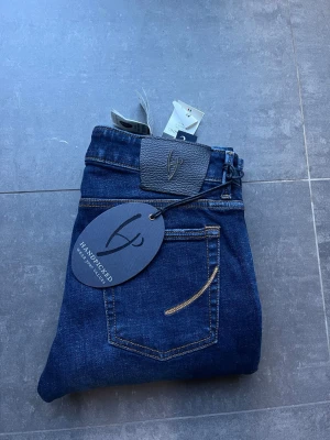 Handpicked jeans nya - Brand new handpicked jeans. Storlek 30. Alla lappar är kvar på jeansen. 
