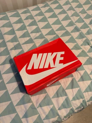 Nike Air Max Plus sneakers blå/rosa - Nike Air Max Plus sneakers med en snygg färgskiftning från blått till rosa på ovandelen, svarta detaljer och vit sula med orangea inslag. Klassisk chunky design och synliga Air-enheter i sulan. Perfekta för dig som vill sticka ut med dina skor.
