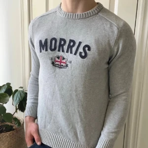 Grå tröja från Morris med tryck - Snygg grå tröja från Morris med rund halsringning och broderad logga samt brittisk flagga på bröstet. Tröjan är perfekt för dig som vill ha en stilren och avslappnad look. Står M men passar mycket bra S också! 
