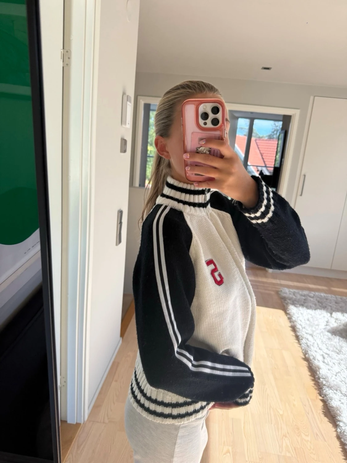 Vit och svart ziptröja med ränder - 1