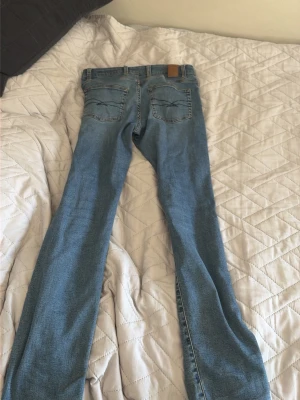 Ljusblå jeans från Hansen & Jacob - Snygga ljusblå jeans från Hansen & Jacob med klassisk femficksdesign och raka ben. Tillverkade i 99% bomull och 1% elastan för en bekväm passform. Perfekta för dig som gillar stilrena och tidlösa jeans. Storlek 29/32 nypris ungefär 1500-2000
