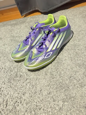 Adidas F50 inhomhus skor  - Säljer ett par adidas f50 inomhus skor som endast är använda en gång. Skriv gärna vid frågor eller om ni har några funderingar. 