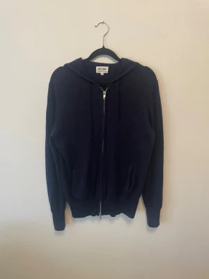 Soft goat Kashmir hoodie  - Soft goat || storlek S men sitter mer som XS || skick bra men väl använd || material 100% Kashmir || pris kan driskuteras!