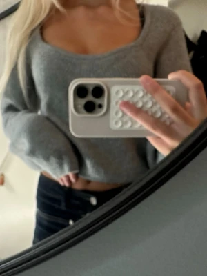 Grå stickad  - Fin grå stickad tröja jätte skön å mjuk, storlek s!❤️