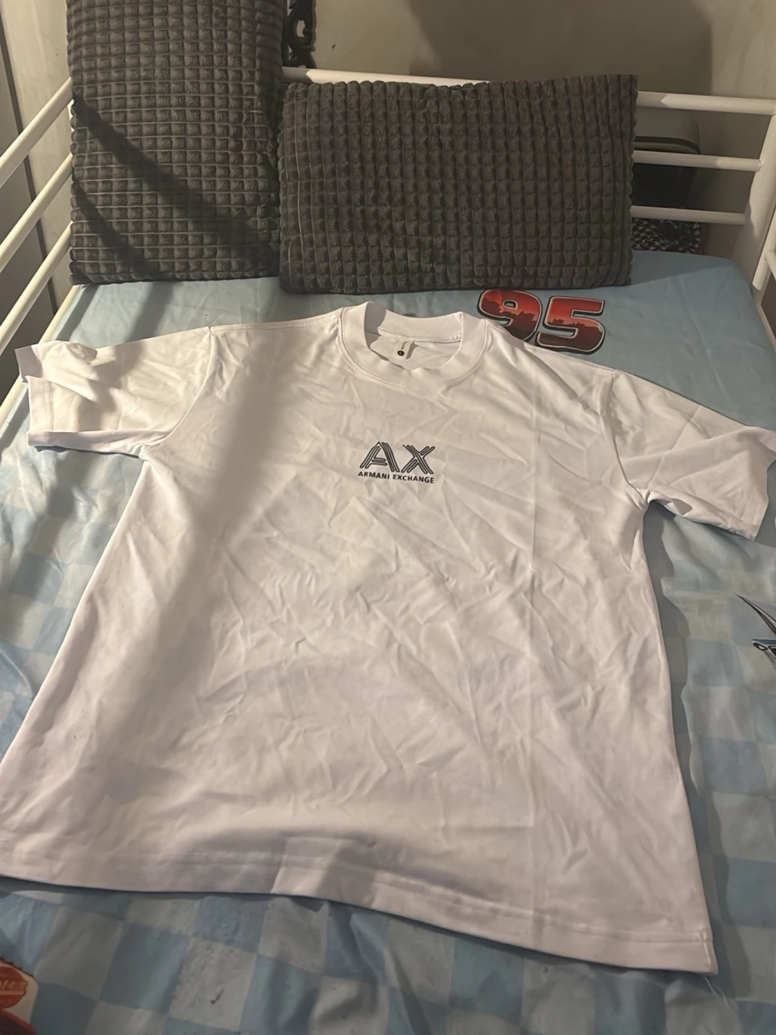 Vit t-shirt från Armani Exchange