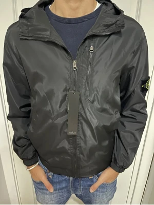 Stone island windbreaker  - Sprillans ny Stone island windbreaker! Perfekt skaljacka med luva ☁️Nyskick, storlek S/M! Vid minsta fundering kontakta oss✔️🤝
