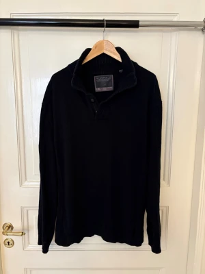 Cardigan - Säljer denna snygga svarta cardigan / halfzip med knappar. Storlek Xl men sitter som en L. Modellen är ca 185. Bra skick, skön passform. 