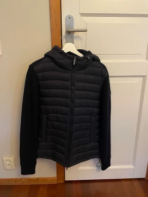 Colmar cardigan/hybridjacka (sprillans ny) - Hej, säljer nu denna colmar cardigan som endast är testad och ej använd utomhus så skicket är helt ny.    Denna passar perfekt nu till höst/ tidig vinter.  Storleken är IT48/medium.        Jackan har även en dubbelzip.
