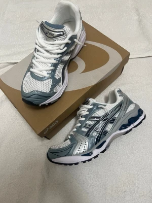 Asics kayano 14 - Säljer mina  Asics 14 helt oanvända. Riktigt snygga skor men de är lite för små str är 40,5 men de passar 40-41 och priset kan diskuteras.