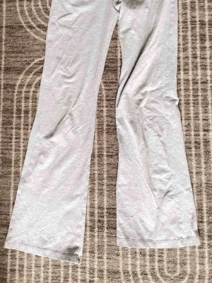 Ljusgrå mjuka loungebyxor - Ett par ljusgrå loungebyxor i mjukt och stretchigt material. Byxorna har raka ben och resår i midjan för extra komfort. Perfekta för att chilla hemma eller mysa i soffan.