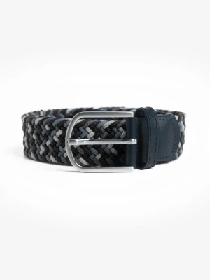 Flätat bälte från ONEWear Sweden - Snyggt flätat bälte från ONEWear Sweden i blå, grå, svart och vit mix. Bältet har detaljer i blått skinn och ett klassiskt metallspänne. Perfekt accessoar för att lyfta din outfit med en cool touch.