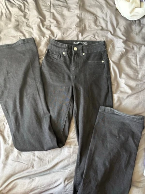 Svarta high waist push up jeans från Fbsister - Dom har push up där bak💕 Säljer ett par svarta high waist jeans från XOXSI. Jeansen har raka ben, klassisk femficksmodell och silverfärgade nitar. Materialet är stretchigt denim som sitter snyggt och bekvämt. Perfekta till en avslappnad och trendig look.