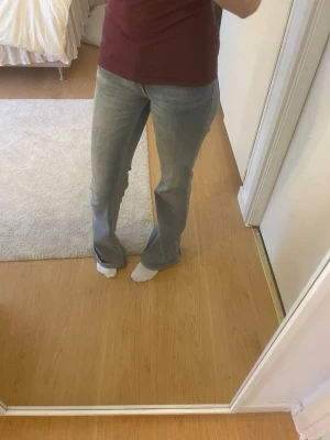 Ljusblå bootcut jeans - Säljer ett par ljusblå bootcut jeans. Jeansen har normal midja och utsvängda ben, perfekta för en avslappnad och trendig look. Materialet är mjukt denim som sitter bekvämt hela dagen.
