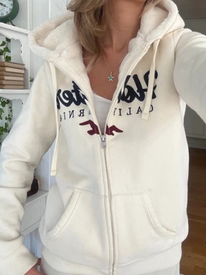 Hollister zip med teddy  - Frakt 24h. Några enstaka fläckar - se bilder. 