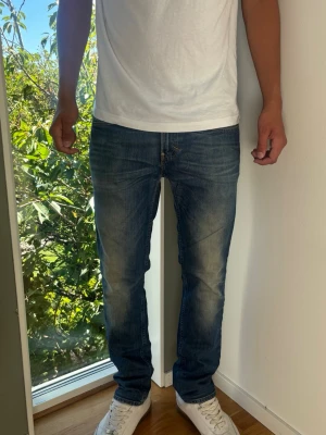 Levi's 519 vintage jeans W33 L32 - Levi’s 519 vintage premium jeans Klassisk blå tvätt med tydliga fades som ger jeansen extra karaktär, perfekta vintage jeans. Färg: Blå med tydliga snygga fades Passform: Straight Slim Storlek: W33 L32 Skick: B Grade. Lagade i grenen av professionell skräddare (påverkar inte användning) utöver det i toppskick. Mått (±1 cm): A: 45 cm B: 104 cm C: 18,5 cm D: 28 cm Passar okej på modellen på bilden som är 189 cm lång och 82 kg, men passar även om du är kortare. Kolla måtten!  Skickas snabbt!