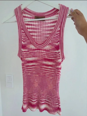 Missoni linne  - Säljer en ribbad linnetopp i rosa och vitt med ett coolt mönster från Missoni. Storlek 42 men sitter som en S/M. Aldrig använd, inga defekter. Pris kan diskuteras vid snabb affär. 
