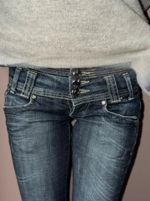 Mörkblå skinny jeans från fishbone - Säljer ett par mörkblå lågmidjade skinny jeans ifrån Fishbone. Jeansen har en tight passform, stl 25.💙💙💙vid intresse hör av er! Obs köparen står för frakten.😊