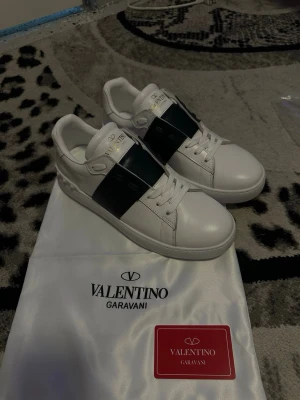 Valentino opens  - Snygga aldrig använda Valentino opens. Det kommer med box,skopåse och Valentino kort. Pris kan diskuteras vid snabb affär.