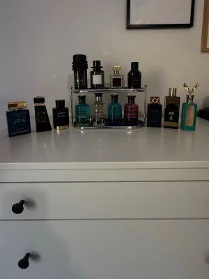 Noga utvalda parfymer som bl.a. är inspirerade  - PARFYMSAMLING – 14 st  Celestial Emir (Paris Corner) – insp. Ganymede/Marc-Antoine Barrois – 99/100 ml – 700 kr Shaghaf Oud Azraq (Swiss Arabian) – insp. Layton Exclusif/Parfums de Marly – 65/75 ml – 450 kr White Evening (Massimo Dutti) – 80/100 ml – 550 kr Afro Leather (Paris Corner) – insp. African Leather/Memo Paris – 65/80 ml – 200 kr Moonlit Night (Athoor Al Alam) – insp. Luminous Night – 99/100 ml – 450 kr Lapis Lazuli (French Avenue) – insp. Saffron Lazuli/Carolina Herrera – 90/100 ml – 3