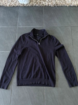 Helt ny Qp zip från H&M  - Stilig Qp zip från Hm helt oanvänd, i storlek S. Oanvänd, men visar hur den ser ut på mig (179cm/70kg) 