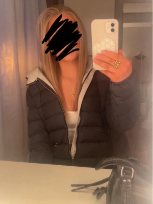 Mörkblå colmar jacka  - Säljer denna jätte snygga jacka från märket colmar. Den har några små små hål och lite defekter skriv för fler bilder! Pris kan diskuteras