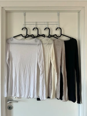 Långärmade intimissimi cashmere toppar i olika färger - Fyra långärmade, tunna baströjor i vitt, beige och svart. Från intimissimi, vita och creme är oanvända, beige är använd en gång och den svarta är använd mycket. Den beiga har enstaka noppor under armarna och den svarta har fler noppor och enstaka tråddragningar. Övrigt mycket fina.