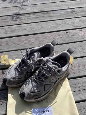 Artigato skor  - Säljer ett par riktigt schyssta Axel arigato satellite Runner i storlek 42, colourway: light grey/grey. Nypris 3100kr. Priset kan diskuteras vid snabb affär! 