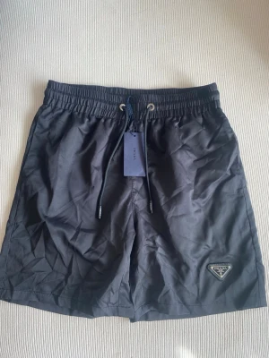 Svarta shorts från Prada - Svarta Prada shorts helt nya