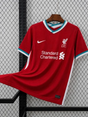 Liverpool matchtröja M. Salah #11 - Säljer en röd Liverpool matchtröja från Nike med vita och turkosa detaljer. Tröjan har tryck med M. Salah och nummer 11 på ryggen samt klubbmärke och sponsorlogga på bröstet. Perfekt för dig som älskar fotboll och vill stötta ditt lag.