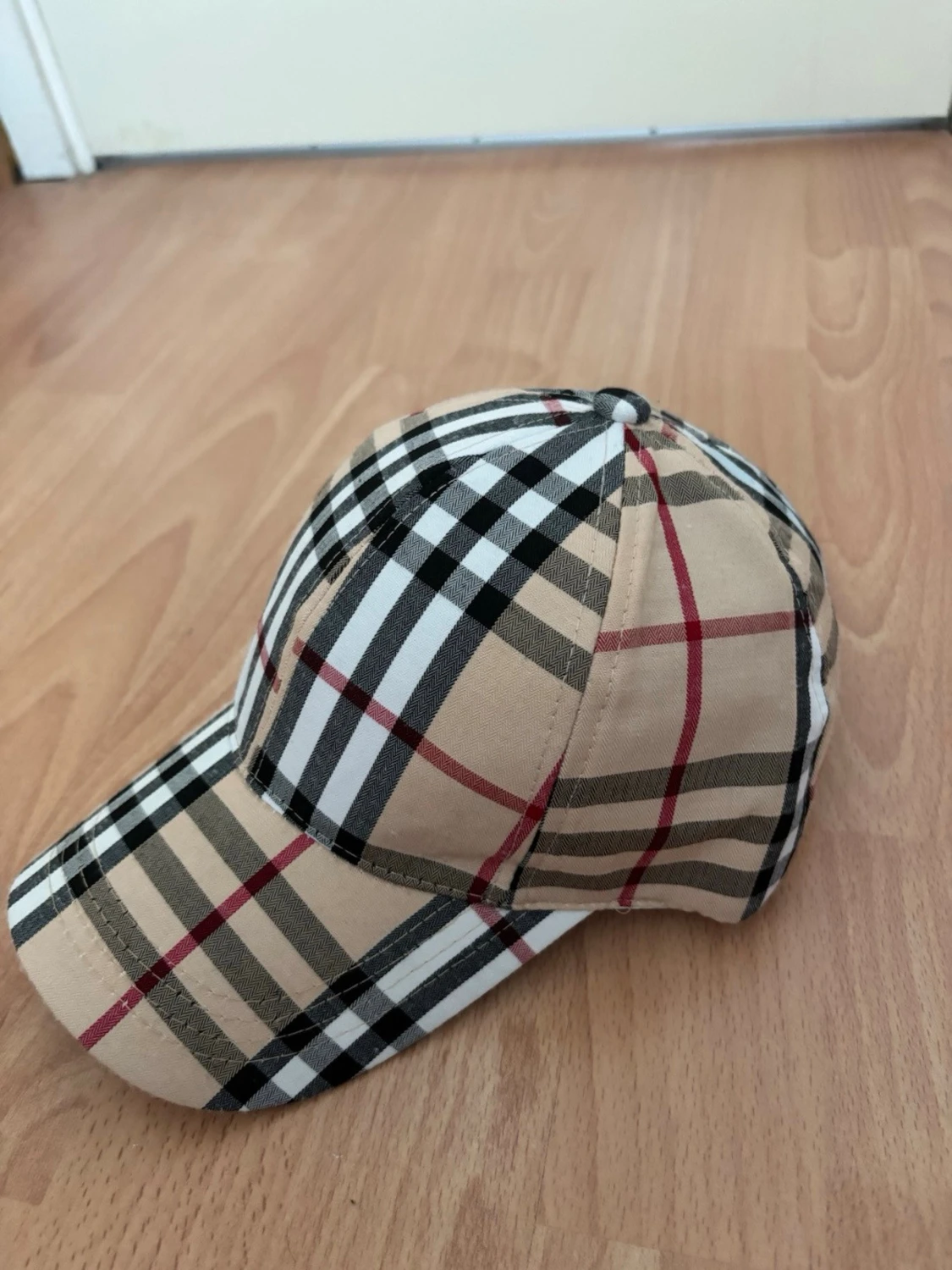 Beige keps med rutigt mönster - 1