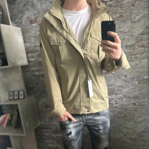 J.lindeberg Bailey Field Jacket - Nytt skick, inga defekter. Storlek L men passar också M, passar dig som är mellan 180-190cm ungefär. Nypris ca 4000kr. Modellen är 185 cm, 79 kg. Passar bra nu till vintern. Skriv för mer information!🤝