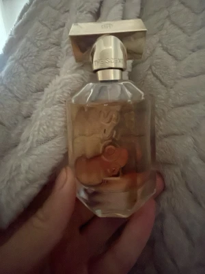 Hugo boss the scent for her - Parfym sparsamt använd luktar väldigt mjukt och gott