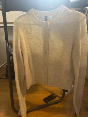 Stickad kofta  - Väldigt ljus beige stickad kofta ifrån hm. Storlek xs aldrig använt