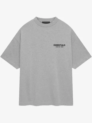 Grå Essentials Fear of God t-shirt - Snygg grå t-shirt från Essentials Fear of God med svart logotyptryck fram och stort tryck på ryggen. Oversized passform och klassisk rund hals. Tillverkad i mjuk bomull som känns skön mot huden. Perfekt för en avslappnad och trendig stil.